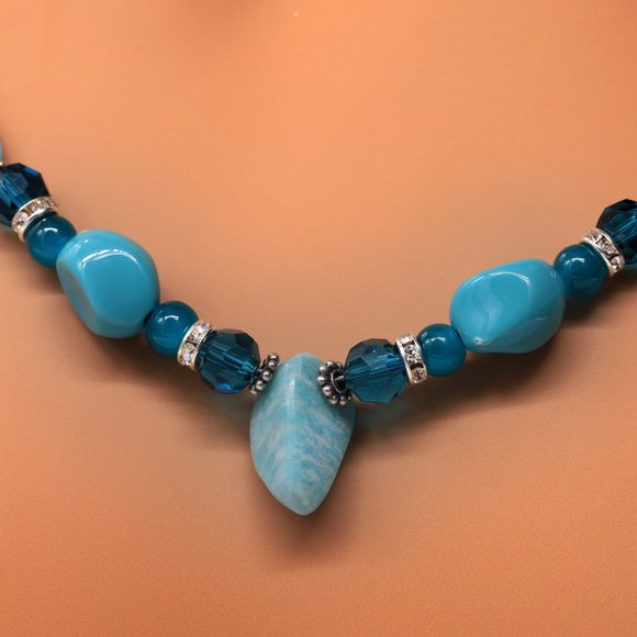 Turquoise necklace with teal Chrystals and large lobsrer clasp. - Picture 2 of 2